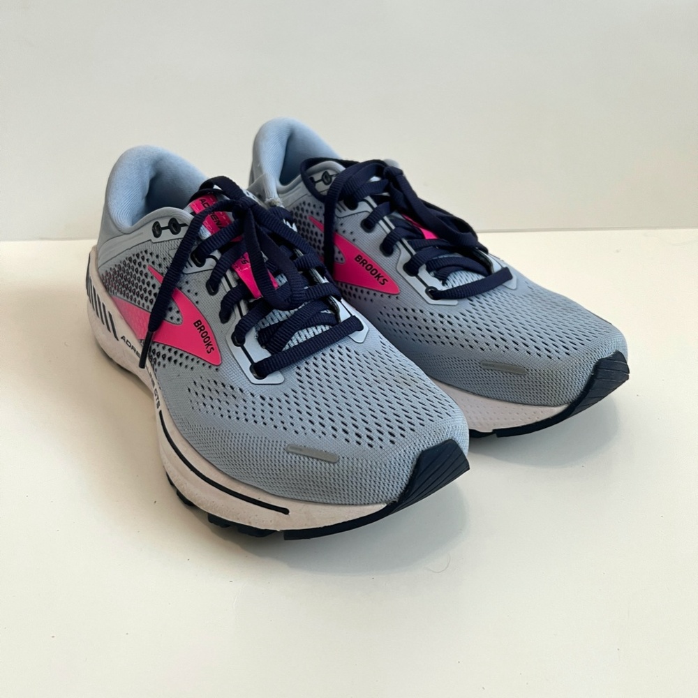Like New Condition Brooks Women's Adrenaline GTS 22 Running Shoe, Size 9/40.5 EU - Picture 2 of 16